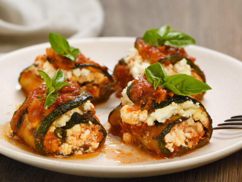 Rollitos de calabacín relleno de hierbas y queso feta.