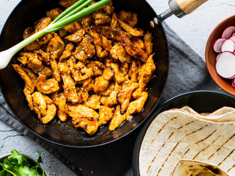 Tortillas con Pollo al Curry con Salsa de Mango.