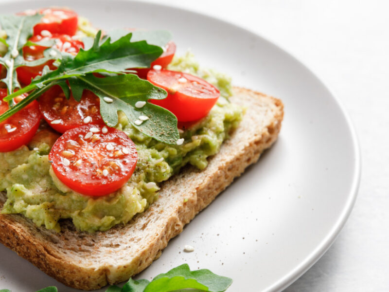 Tostadas de Aguacate y Tomate.